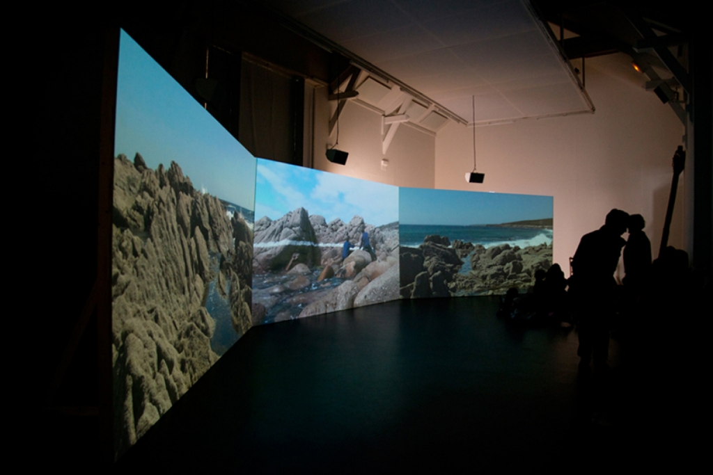 Vue de l’installation du film La Rhétorique des marées, Ariane Michel – La Criée centre d’art contemporain, Rennes, 2016 - Production : La Criée centre d’art contemporain, Rennes - ©Photographie Benoît Mauras - Courtesy de l’artiste et de Jousse Entreprise, Paris.
